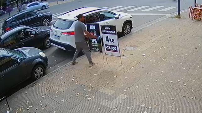 robaron los carteles de una reconocida pollajeria de la plata a plena luz del dia