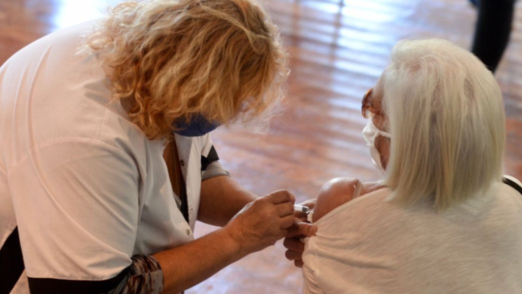 Planean que la población objetivo esté vacunada en junio