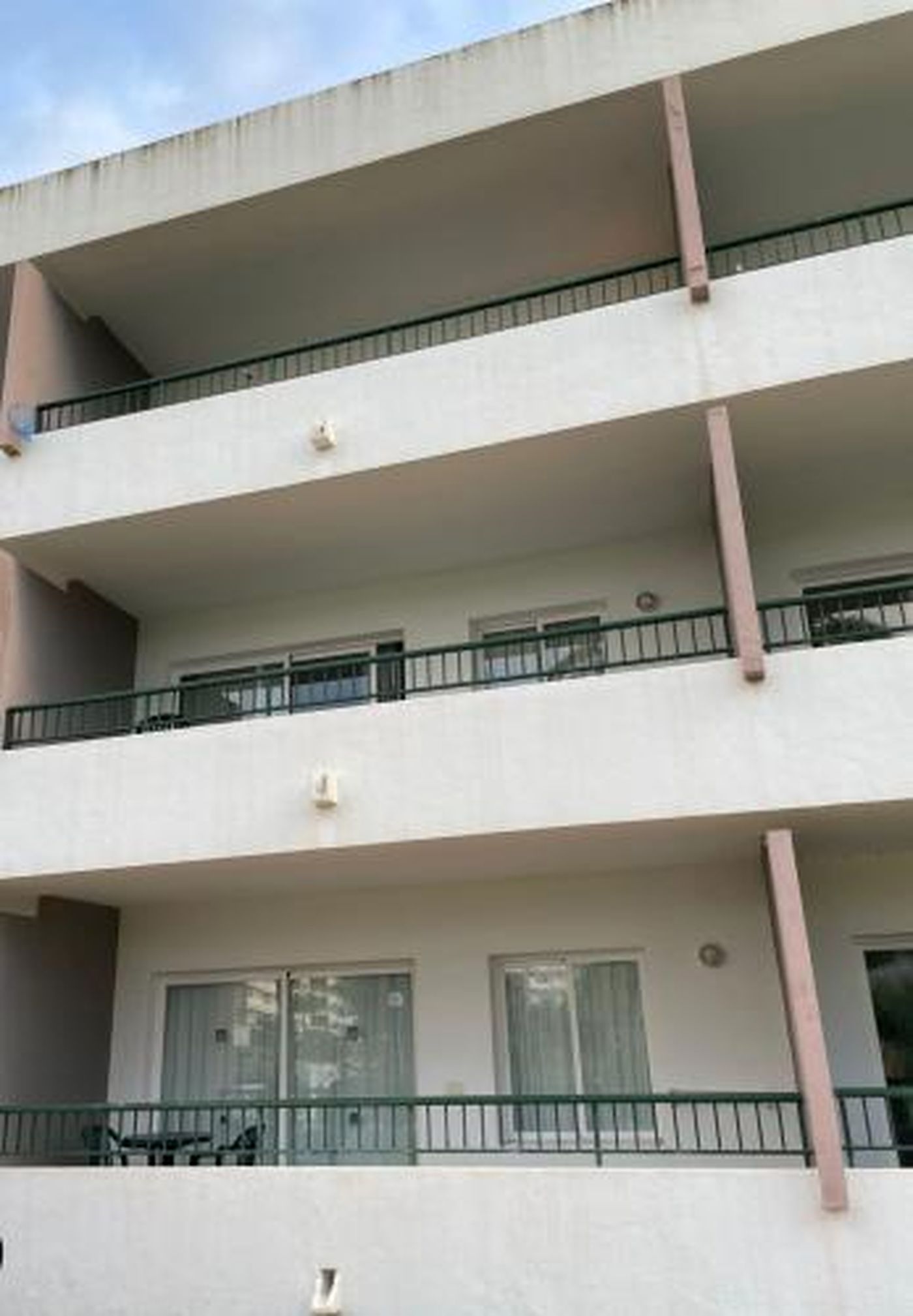 El balcón del hotel en España desde donde cayó Francisco Gattabria.
