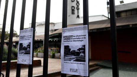 Aseguran que docentes de Odontología denunciados por acoso siguen dando clases