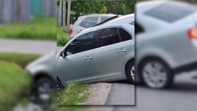fuerte choque a metros del country club de city bell termino con uno de los autos en una zanja
