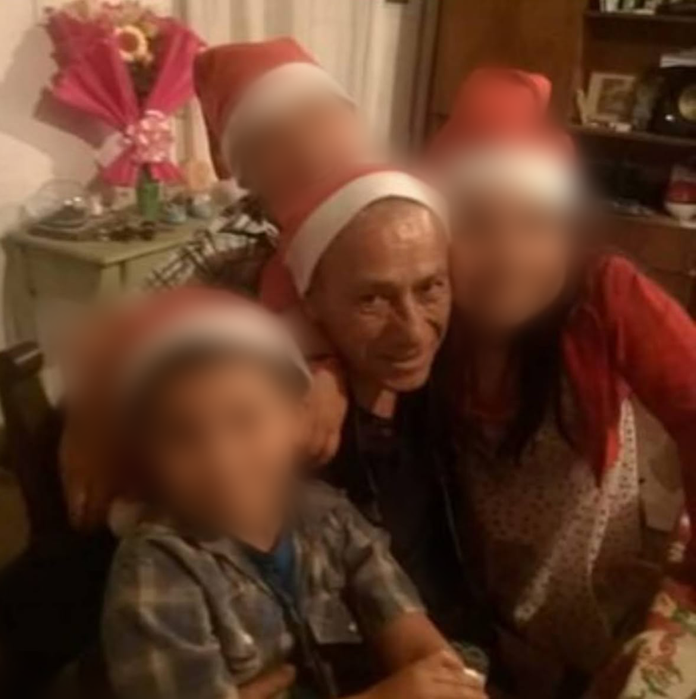 Una foto de Jorge Pereyra con dos de sus nietos