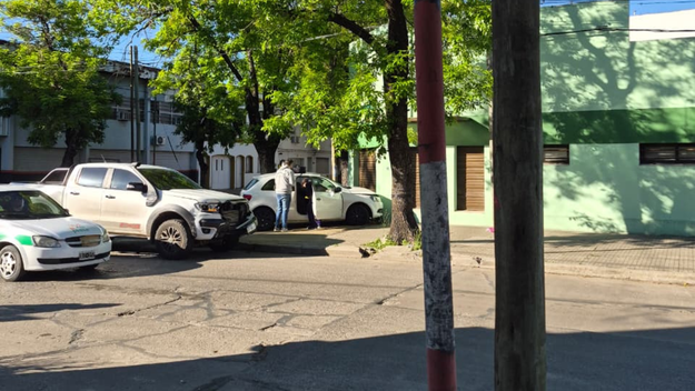 Un auto se incrustó contra el frente de una farmacia tras chocar con una camioneta