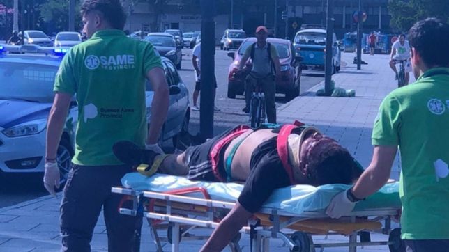 conmocion en plaza moreno: una pelea entre trapitos termino con un hombre desmayado a golpes