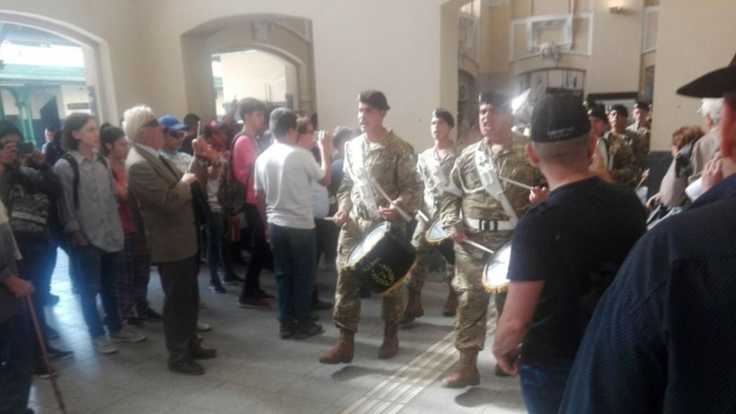 Emocionante: la banda del 7° Regimiento del Ejército tocó la marcha de Malvinas en el Roca