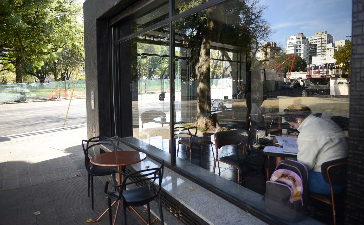 En Mainset la cantidad de clientes también se derrumbó y las mesas y sillas del nuevo café de especialidad permanecen casi completamente vacías.