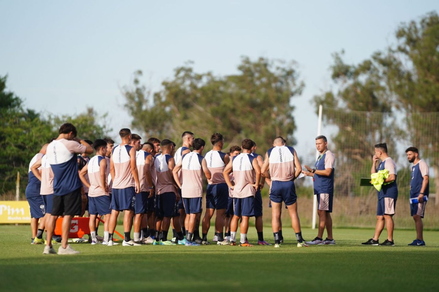 Entrenamiento Gimnasia Flores grupal.jpg