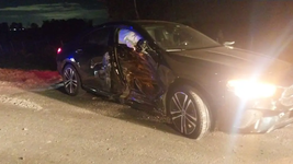 chocaron dos autos en ruta 2 a la altura de olmos y los bomberos tuvieron que rescatar a uno de los conductores