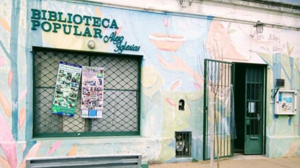 A un día de cumplir 101 años, se metieron en una biblioteca de La Plata y la saquearon