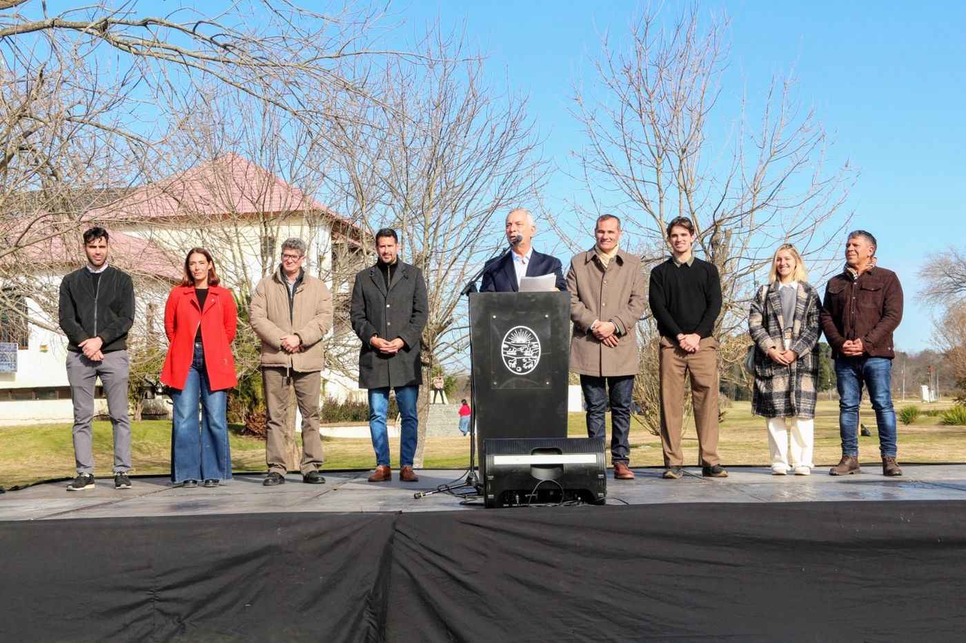 El intendente de La Plata, Julio Alak en su discurso frente a los más de mil estudiantes de distintas escuelas secundarias en el Parque Ecológico Municipal. 