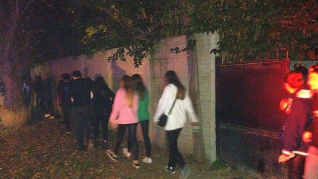VIDEO: Así desalojaron dos fiestas clandestinas con más de 600 jóvenes en La Plata
