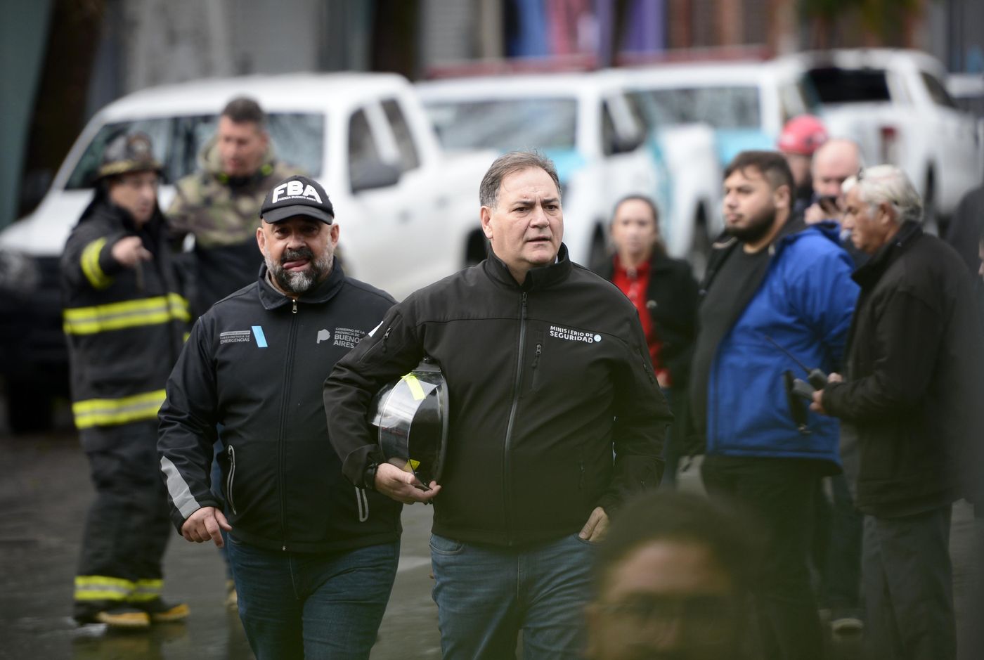 Javier Alonso confirmó que el incendio está controlado y que expertos de la UNLP evaluarán el edificio lindero para garantizar la seguridad de los vecinos