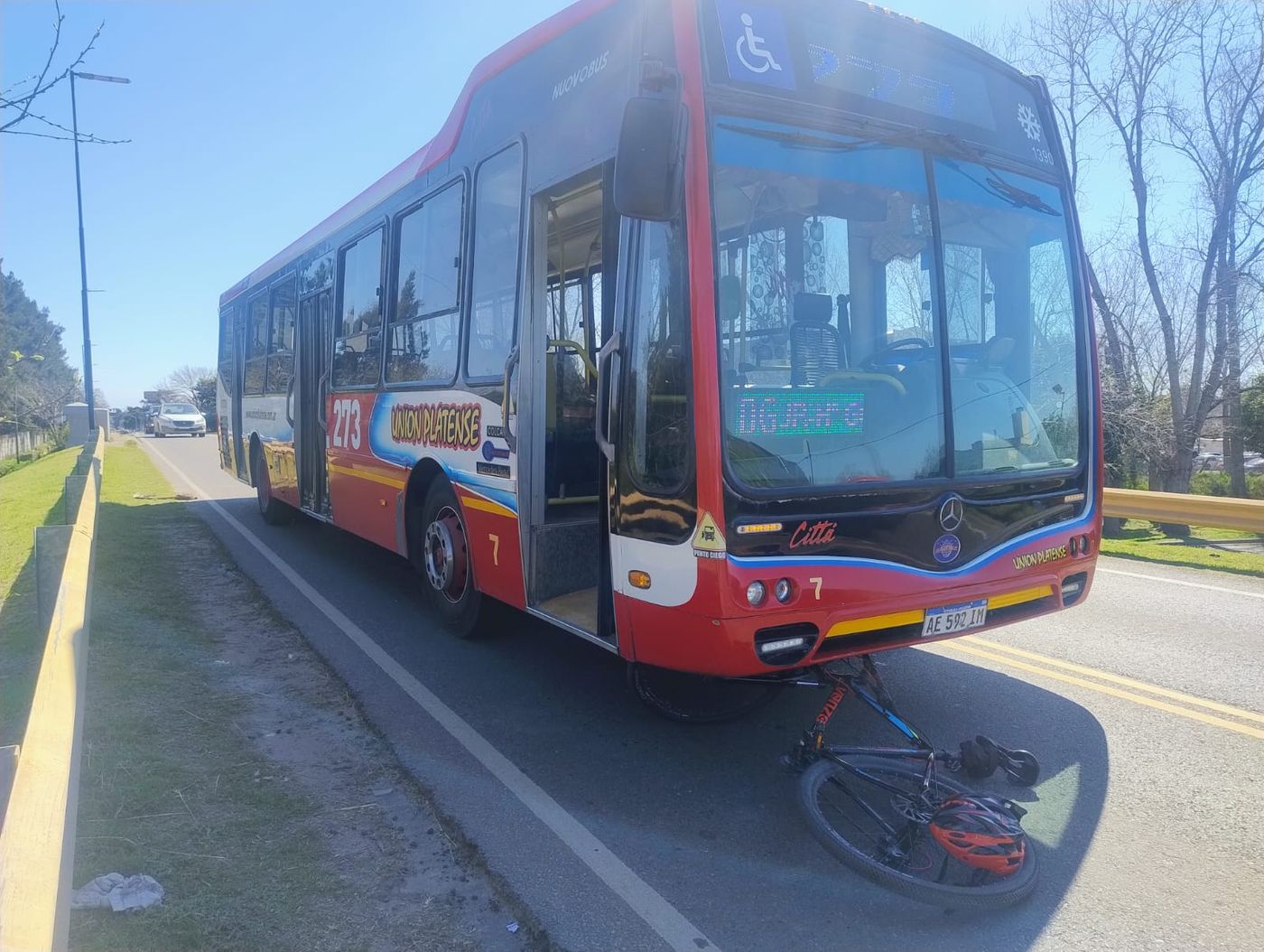El ciclista herido fue trasladado al Hospital San Roque de Gonnet