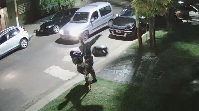 video: la insolita actitud de un recolector de basura en la plata