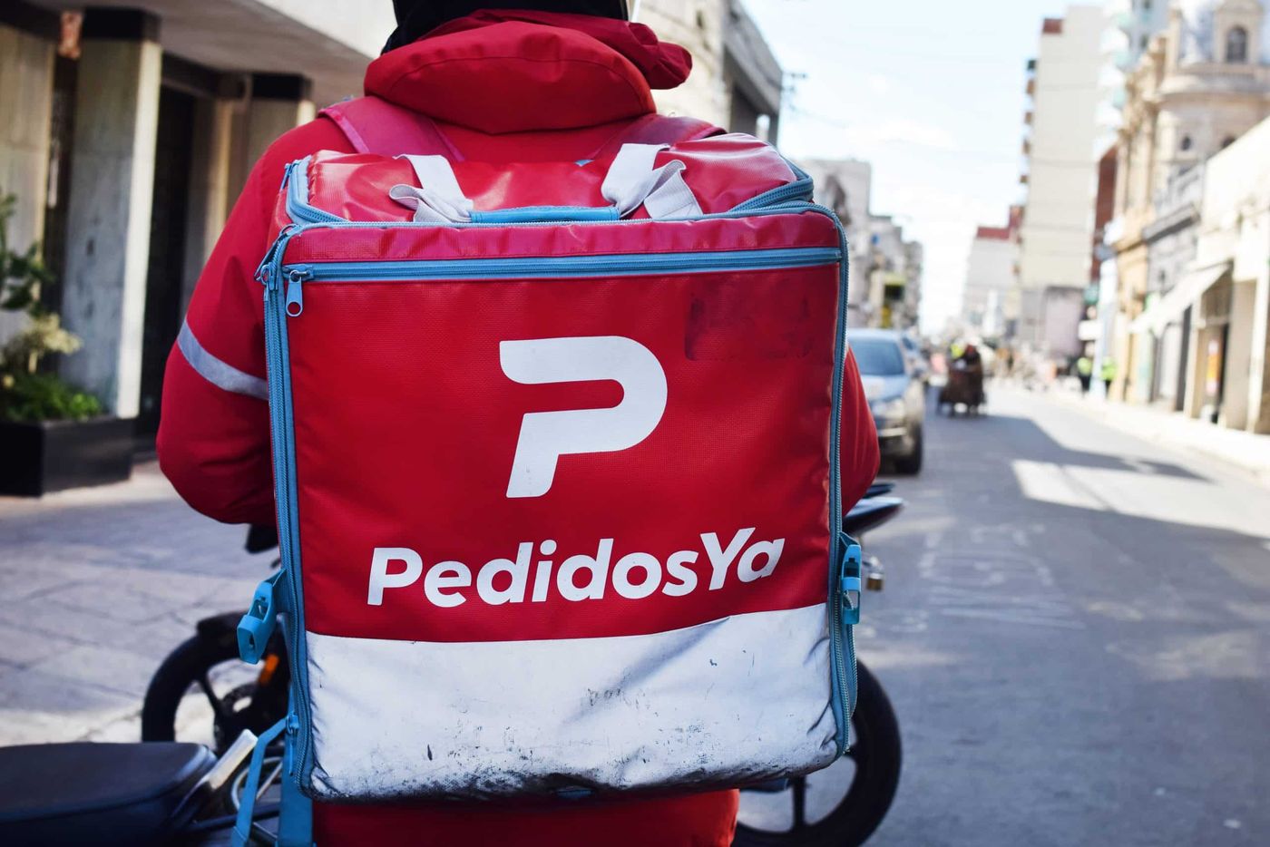 Un delivery necesita más de 450 repartos para alcanzar la canasta básica