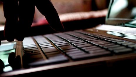 Entraron a su casa y se robaron dos cámaras y una computadora donde guardaba sus trabajos