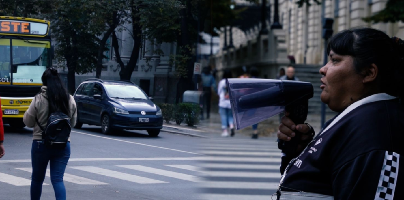 Esperamos el semáforo?: el video de la agente que enseña a cruzar la calle  en La Plata