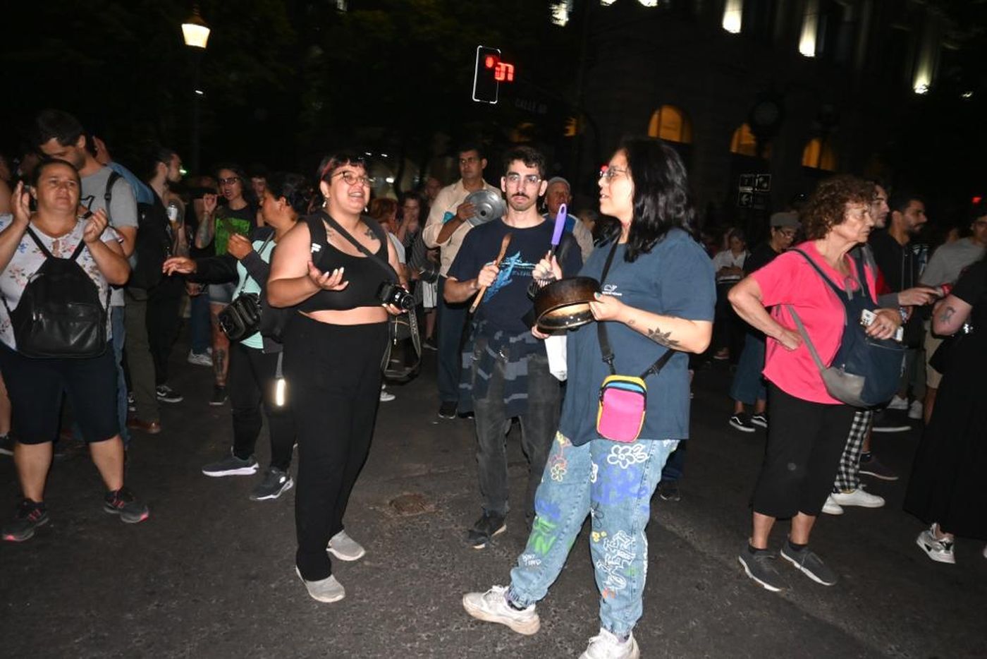 El cacerolazo en 7 y 50 de La Plata, contra el DNU de Javier Milei