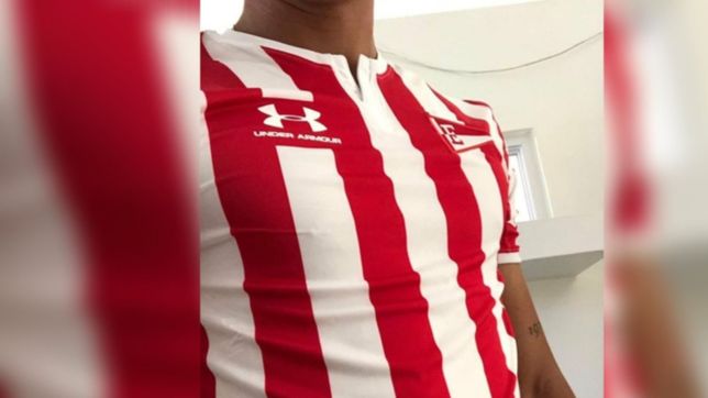 asi es la nueva camiseta titular de estudiantes con el banderin