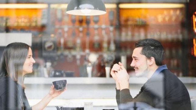 primera cita: cada vez mas gente elige tomar un cafe en vez de salir a cenar