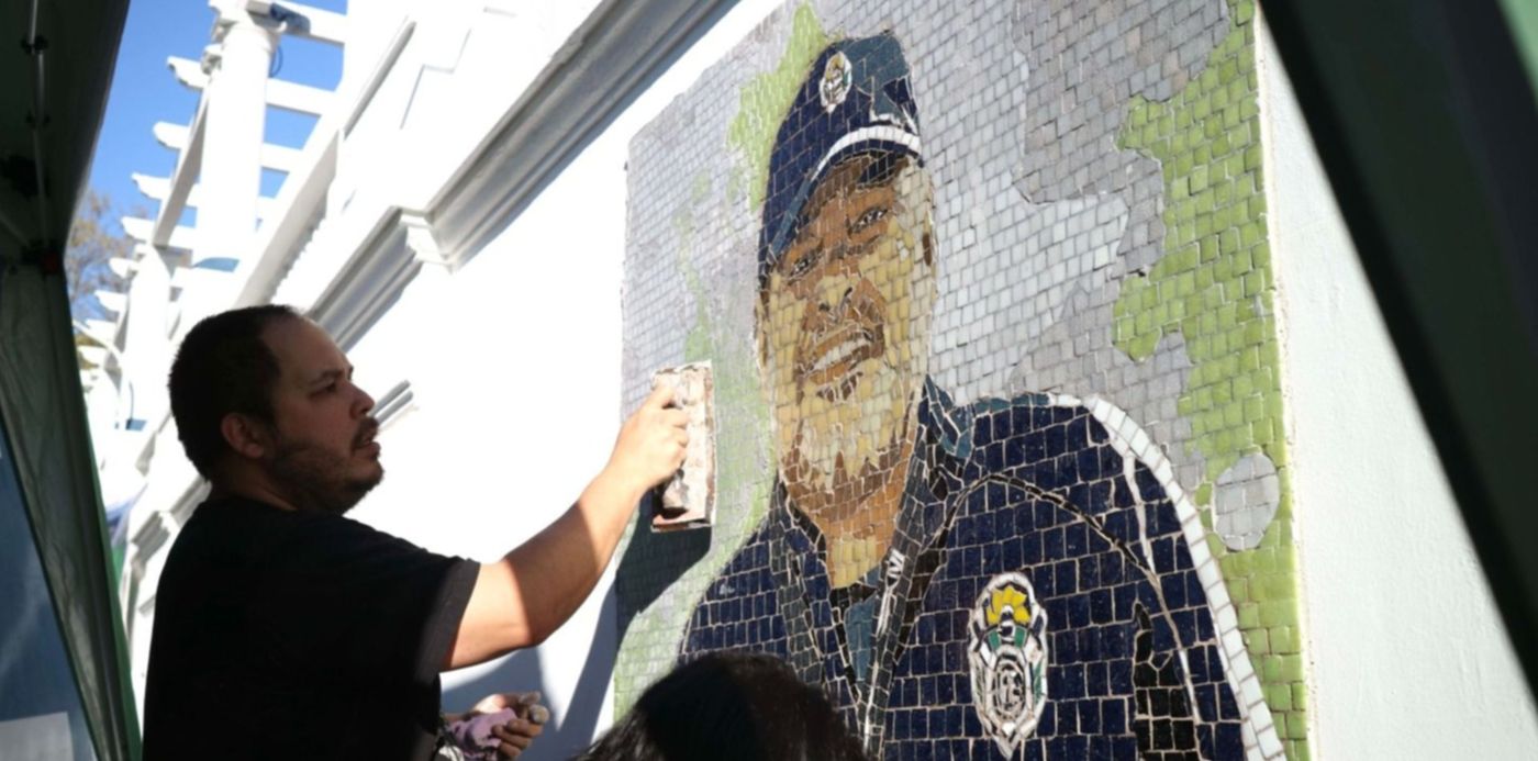 El mural de Maradona en el Estadio del Bosque.