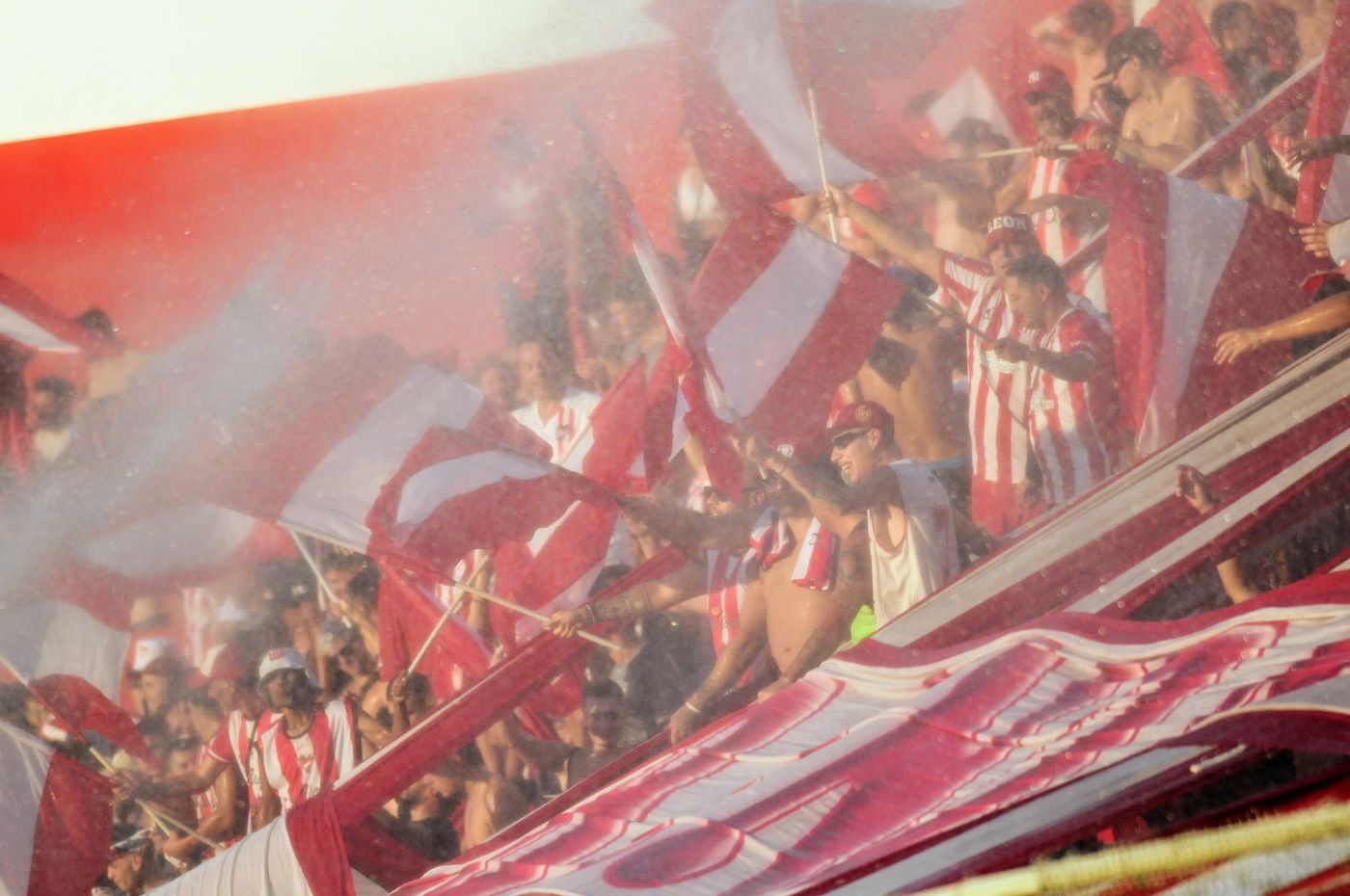 Estudiantes Sarmiento de La Banda hinchada agua 3.jpg
