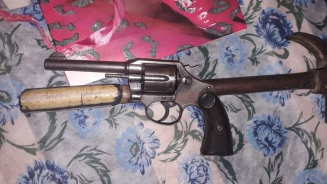 discutio con una vecina, la amenazo con un martillo y baleo su casa