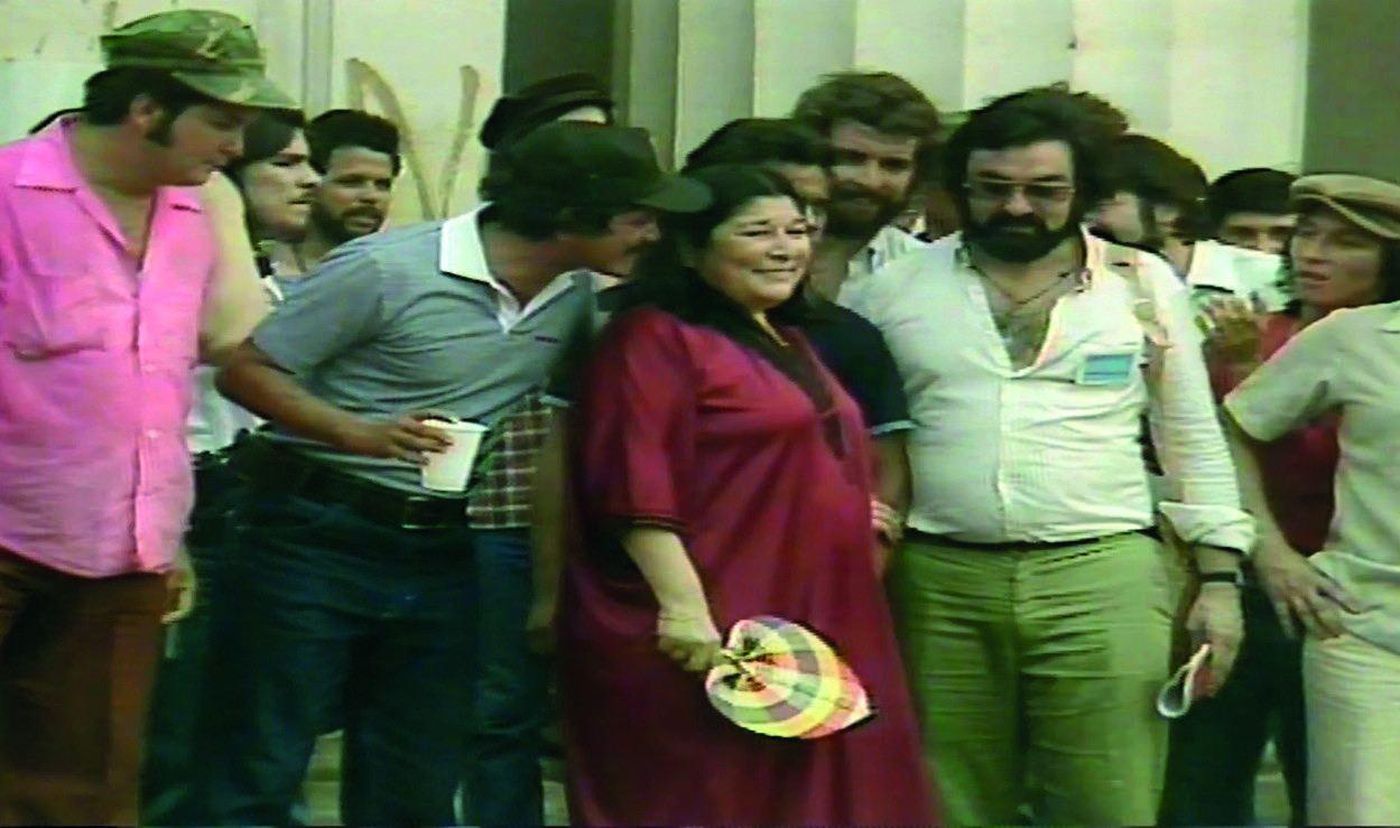 El Gurí abrazando a la Negra Sosa, en uno de sus tantos conciertos juntos. 