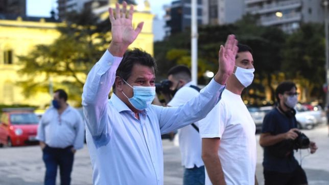 los radicales coparon plaza moreno para recibir a facundo manes y maxi abad