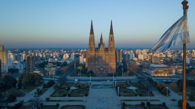 una logia platense abre sus puertas al publico para revelar los misterios de la masoneria
