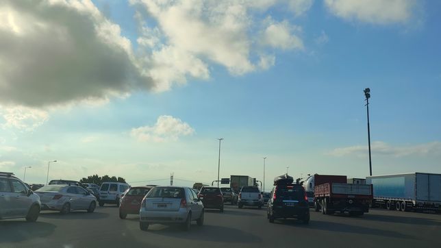 la caravana de estudiantes colapso la autopista la plata - buenos aires