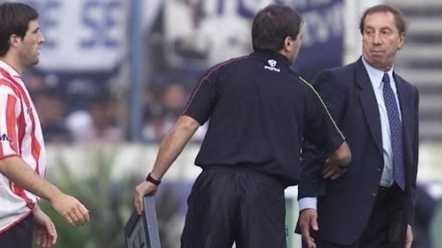 carlos respondio, el hermano de bilardo revelo que le tomo la mano a pachame