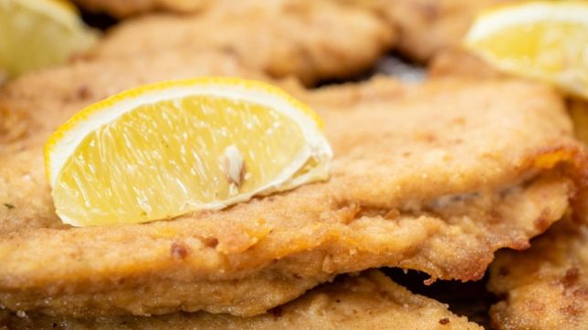 un hombre y sus seis mascotas murieron e investigan si fue tras comer milanesas podridas