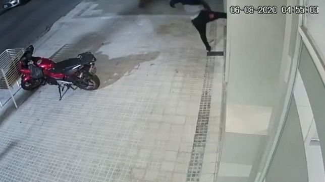 video: con piedrazos y patadas voladoras, se metio a robar en un edificio de la plata