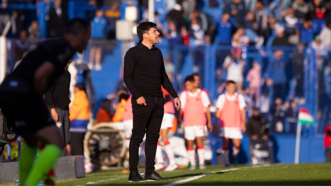 el cacique medina y su historia con estudiantes: ¿como le fue jugando contra el pincha?