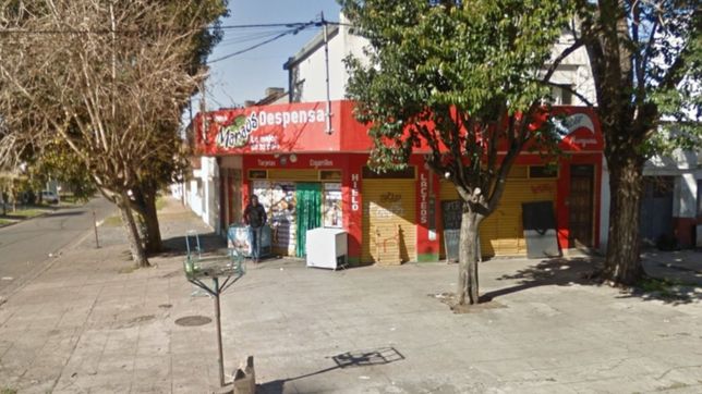 a plena luz del dia, atacaron en un almacen de el mondongo y escaparon con la recaudacion