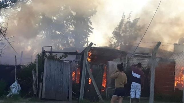 incendio voraz en melchor romero: las llamas destruyeron dos casas y murio un perro