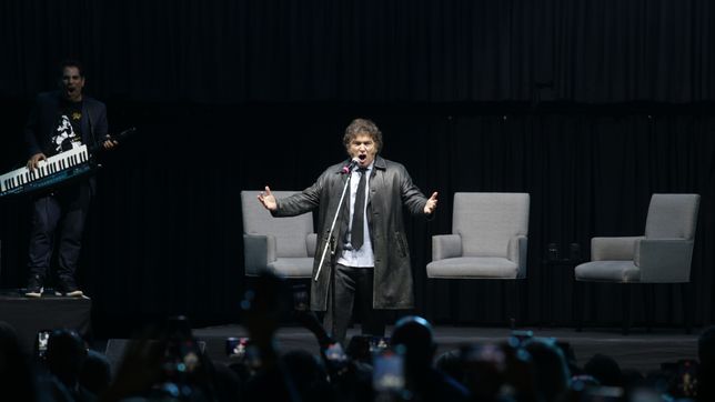 javier milei canto panic show antes de presentar su ultimo libro en el luna park