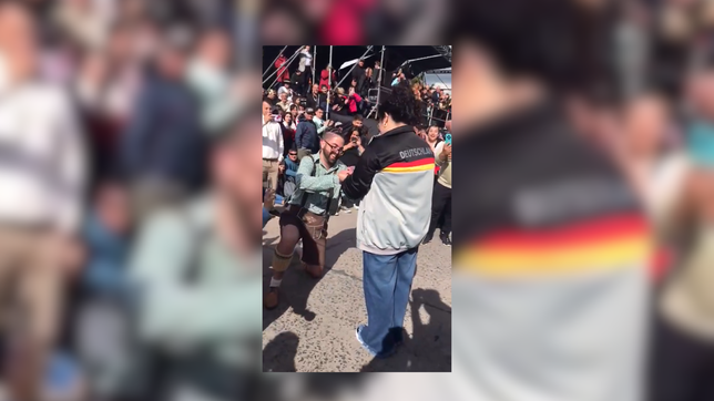 un joven de berisso le pidio casamiento a su novia durante el desfile de la fiesta del inmigrante