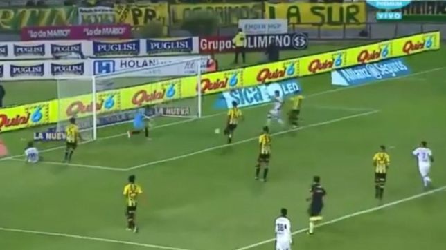 video: el increible gol que le taparon a maxi comba abajo del arco