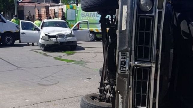 un fuerte accidente de transito termino con un vuelco y varios heridos