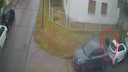 En segundos, delincuentes se llevaron la rueda y el techo de vidrio de dos autos en Ringuelet