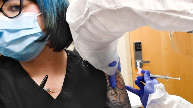 para vacunarse contra el covid habra que sacar turno via web a traves de una aplicacion