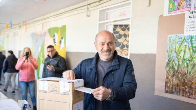 tranquilo y confiado, mario secco voto en ensenada y va por su sexto mandato