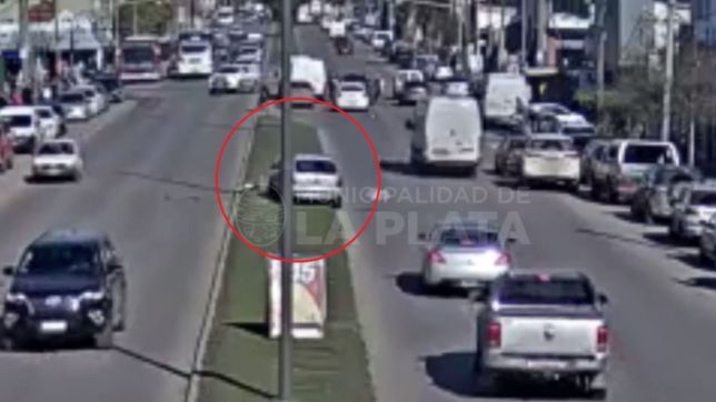 video: perdio el control del auto, se subio al boulevard y choco contra un poste de luz