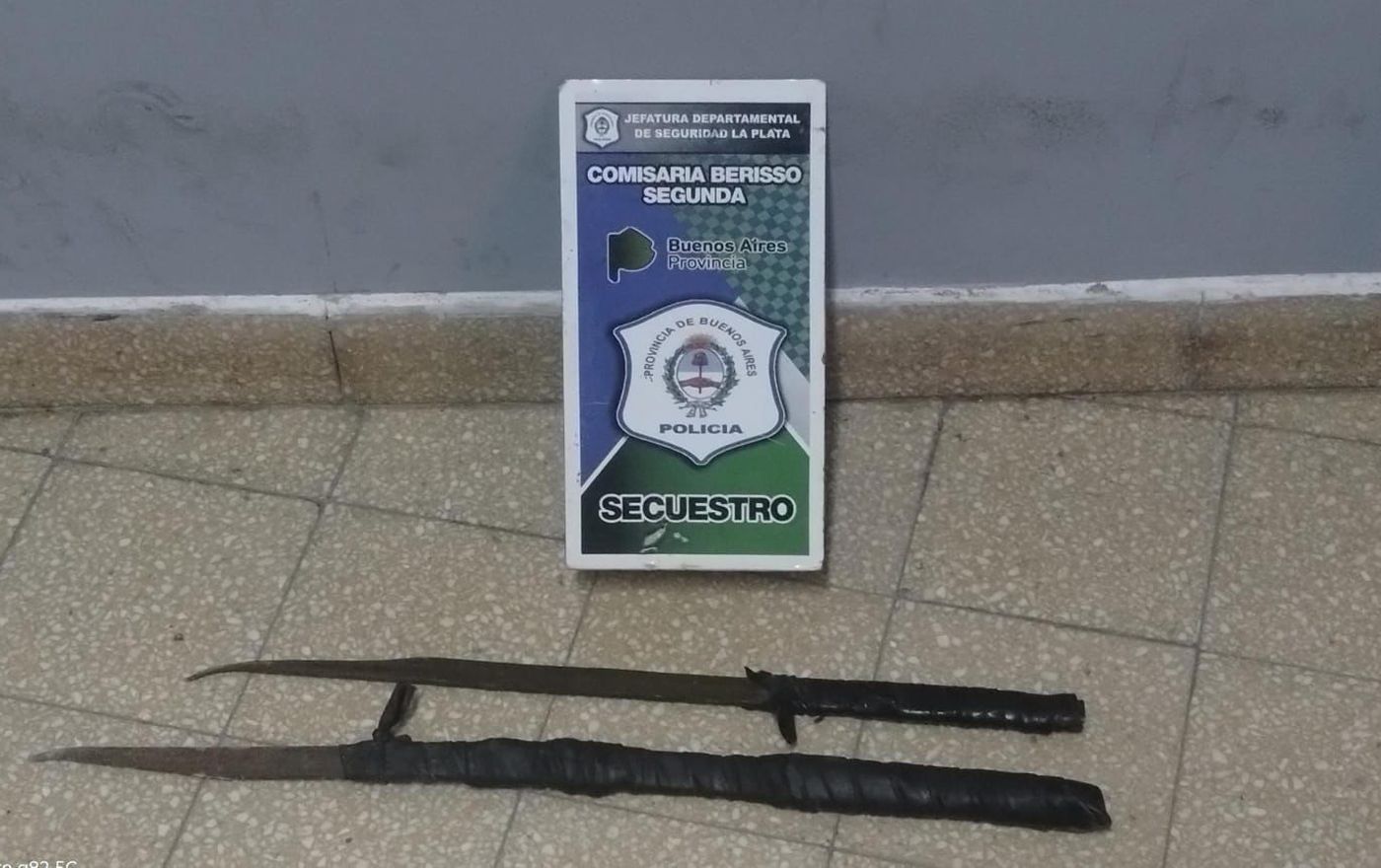Las facas incautadas por la Polic&iacute;a en Berisso. El agresor a&uacute;n sigue pr&oacute;fugo