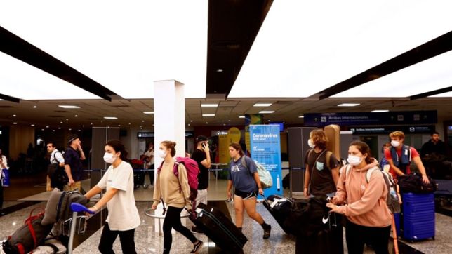 aerolineas argentinas transporto 110.000 pasajeros durante el fin de semana extra largo