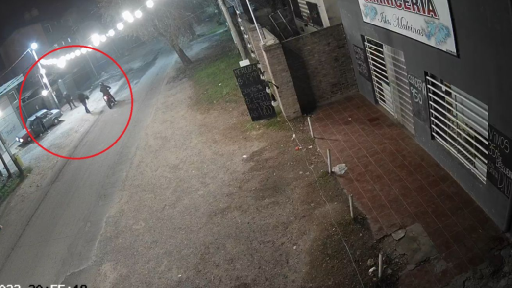 VIDEO: Tres ladrones saquearon a comerciantes de La Plata en la puerta de su almacén