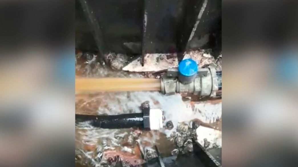VIDEO: No puedo lavar la ropa, el reclamo de una vecina a ABSA por el color del agua