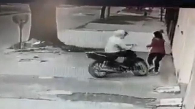 volvia de guardar el auto y la abordo un motochorro inexperto: logro escapar